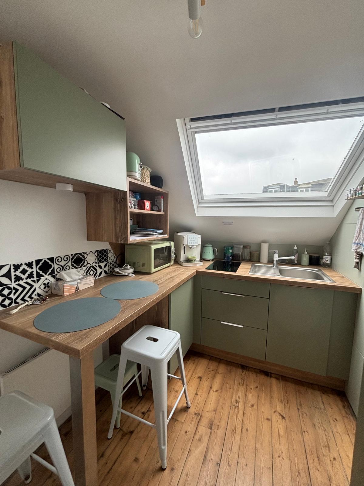 Cuisine équipée avec velux