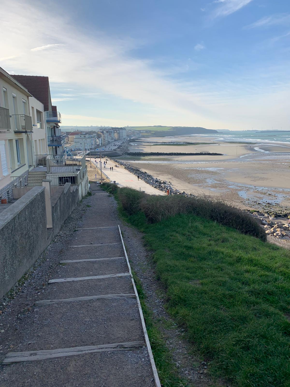 Vue panoramique sur la plage de Wimereux depuis le sentier